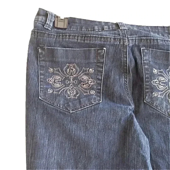 L.E.I Chelsea Dark Wash Denim Embroidered Pocket Low Rise Boot Cut Jeans - Picture 4 of 4